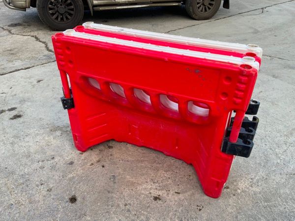 STACKING PEDESTRIAN SAFETY BARRIERS.....71. 337196303