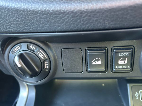 2019 Nissan Navara Tekna CrewCab DCI Commercial 338318827