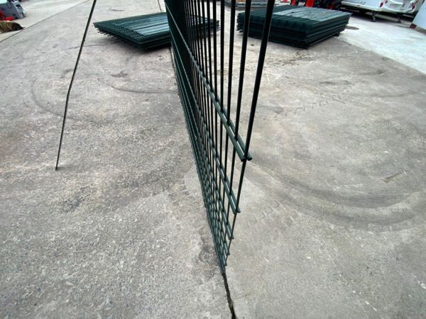 DOUBLE WIRE FENCING PANELS.....2.5 mt x 2.0 mt. 330290689
