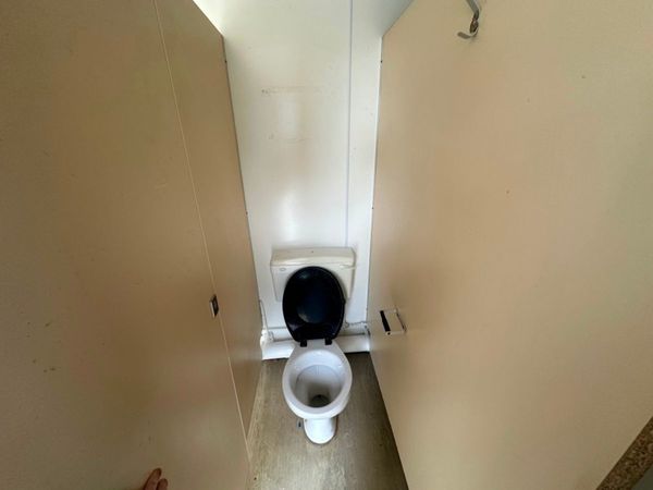 16 X 9 TOILET BLOCK UNIT.......815P 344313646