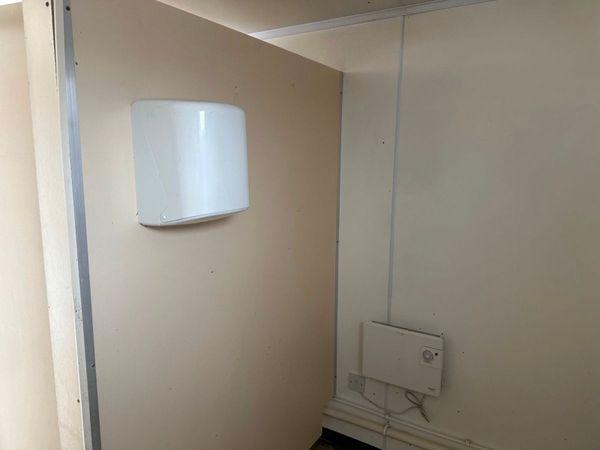 16 X 9 TOILET BLOCK UNIT.......815P 344313655
