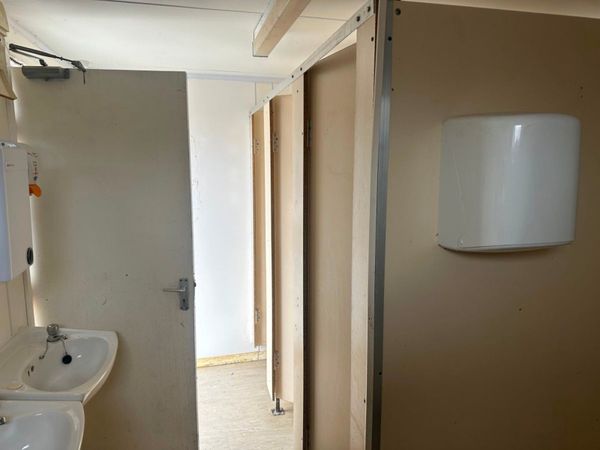 16 X 9 TOILET BLOCK UNIT.......815P 344313653