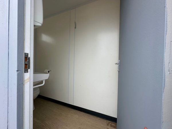 16 X 9 TOILET BLOCK UNIT.......815P 344313662