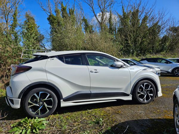 Toyota CHR 2017 1.8 hybrid Sol model 345623654