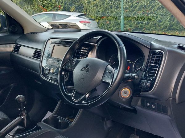 Mitsubishi Outlander *IMMACULATE* 2016 345852090