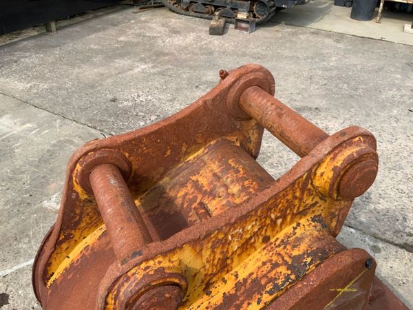 24"  LEMAC DIGGING BUCKET...70mm PINS.......1495A. 346781174