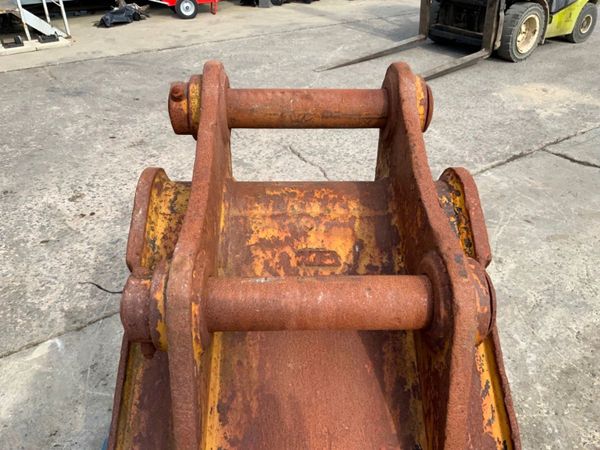 24"  LEMAC DIGGING BUCKET...70mm PINS.......1495A. 346781175