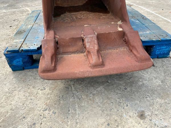24"  LEMAC DIGGING BUCKET...70mm PINS.......1495A. 346781182