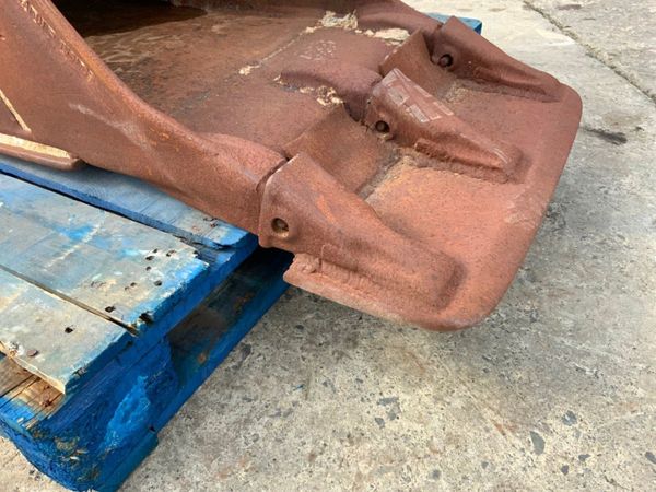 24"  LEMAC DIGGING BUCKET...70mm PINS.......1495A. 346781183
