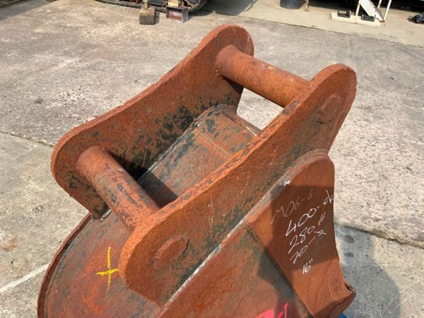 16" DIGGING BUCKET........70mm PINS.........1488a 346781571