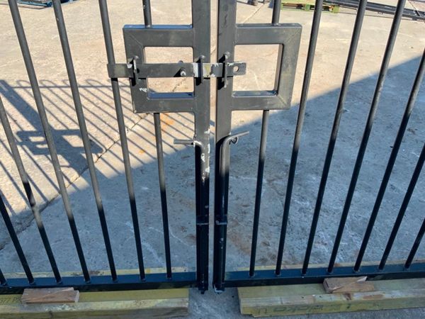 3.0mts x 1950mm BOW TOP ENTRANCE GATES. 347391960