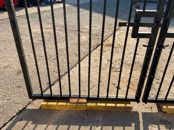 1950mm x 1400mm x 2 ENTRANCE GATES.........1950. 347522998