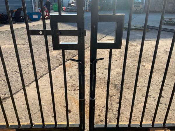 1950mm x 1400mm x 2 ENTRANCE GATES.........1950. 347522999