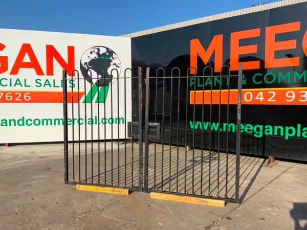 1950mm x 1400mm x 2 ENTRANCE GATES.........1950. 347522993