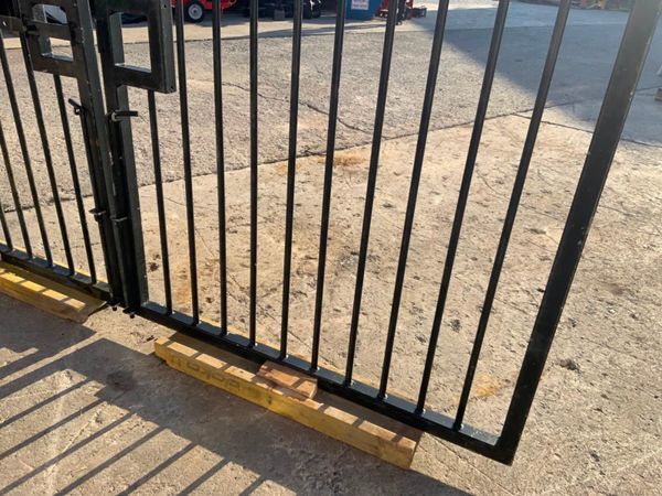 1950mm x 1400mm x 2 ENTRANCE GATES.........1950. 347523000