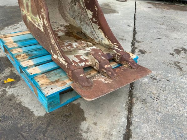 24" VOLVO SCOOP TYPE BUCKET.....80mm PINS...562 348342459