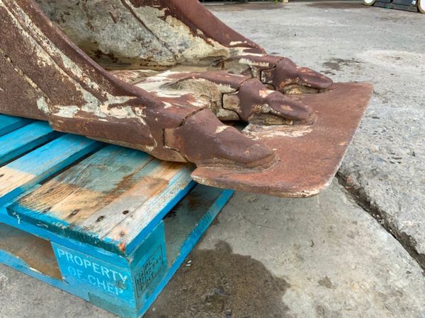 24" VOLVO SCOOP TYPE BUCKET.....80mm PINS...562 348342450