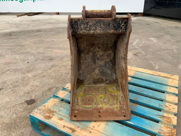18" WHITESDIGGING BUCKET.....60mm PINS....569. 348370344