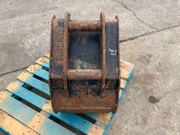 18" WHITESDIGGING BUCKET.....60mm PINS....569. 348370349