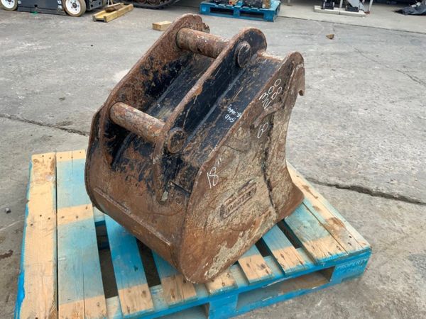 18" WHITESDIGGING BUCKET.....60mm PINS....569. 348370350