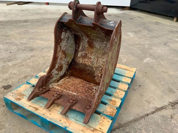 24" JCB 3CX DIGGING BUCKET...45mm PINS...181v. 348481822