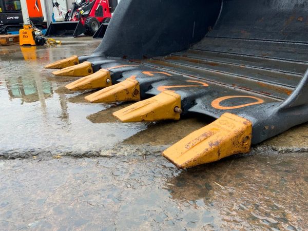 72"  DIGGING BUCKET.........90mm PINS.....1520. 348699915