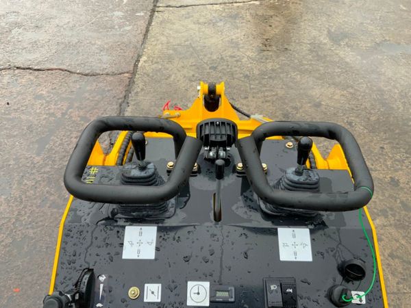 COMPACT SKID STEER TRACKED LOADER.....1101K 348722017