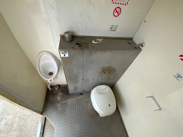SELF CONTAINED PORTABLE TOILET POD......898J 349669127