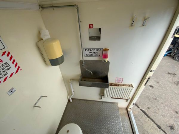 SELF CONTAINED PORTABLE TOILET POD......898J 349669123