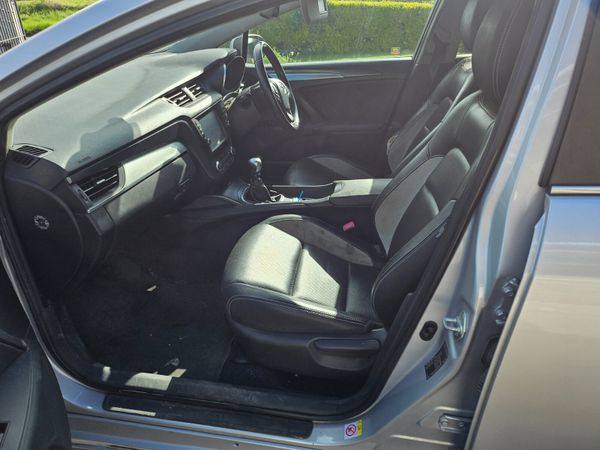 Toyota Avensis 2017 349795610