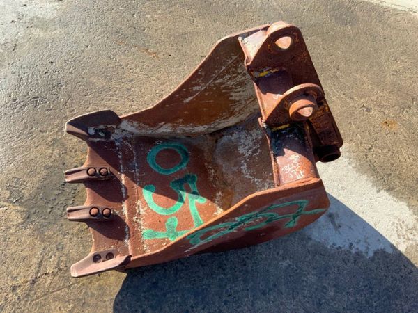 24" DIGGING BUCKET...45mm PINS.........057. 340145984
