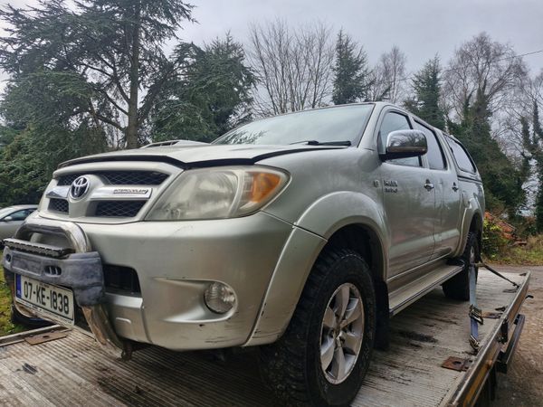Toyota Hilux 2006 auto breaking for parts 340312598