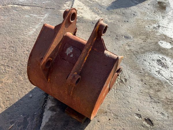 24" DIGGING BUCKET...45mm PINS.........057. 340387465