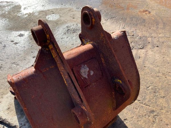 24" DIGGING BUCKET...45mm PINS.........057. 340387463