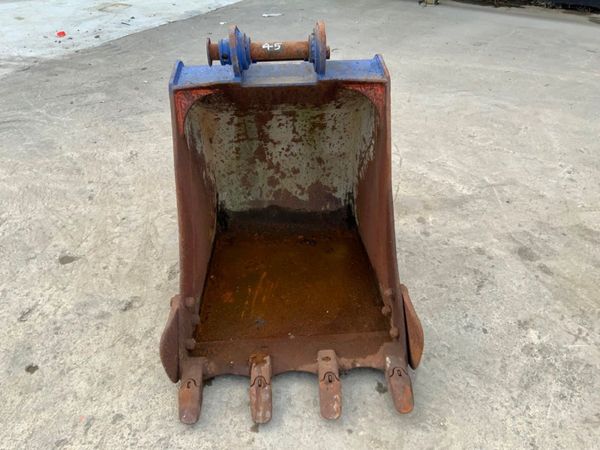 30" DIGGING BUCKET....45mm PINS.....982-28. 340582828