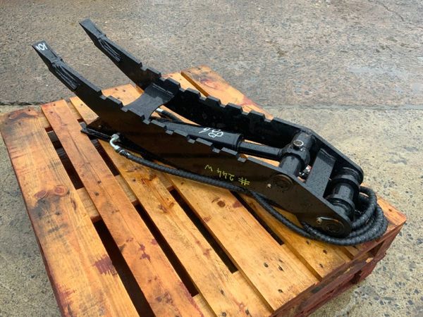 UNUSED HYDRAULIC THUMB GRAB.....5/8t....244w. 341385879
