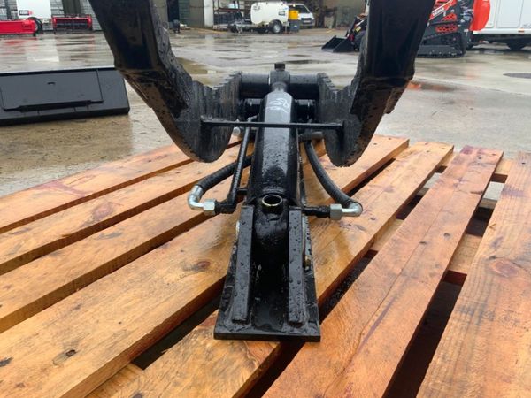 UNUSED HYDRAULIC THUMB GRAB.....5/8t....244w. 341385884