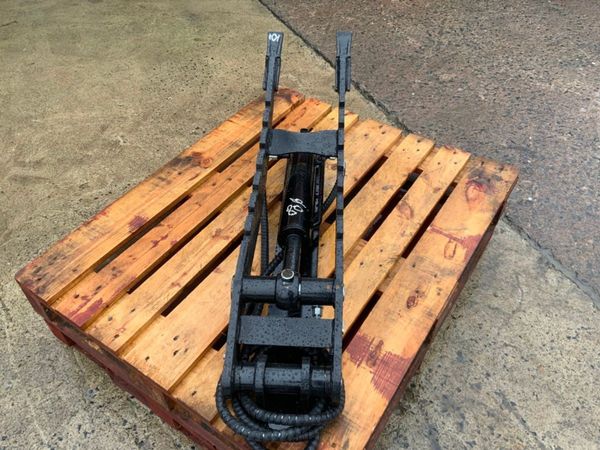UNUSED HYDRAULIC THUMB GRAB.....5/8t....244w. 341385880