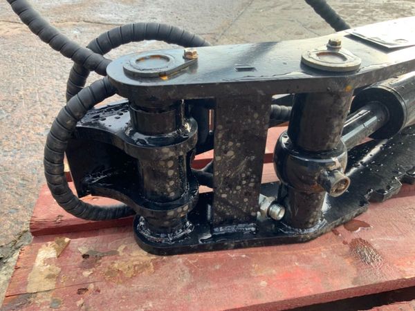 UNUSED HYDRAULIC THUMB GRAB....4/6tonne..243w. 341569081