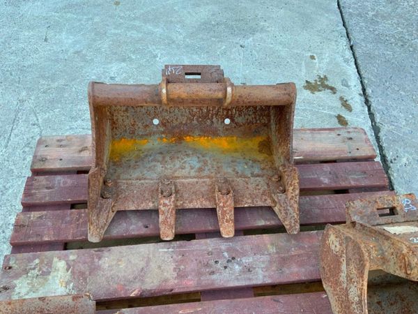 1.5t MINI DIGGER BUCKET......HARFORD HITCH...220. 342406105