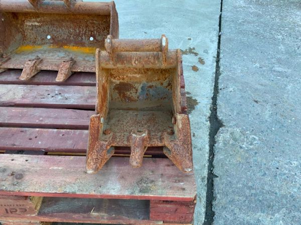1.5t MINI DIGGER BUCKET......HARFORD HITCH...220. 342406102