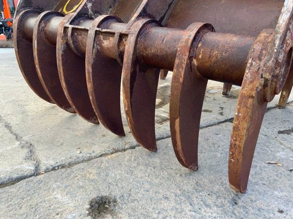 MANUAL GRAPPLE. LAND RAKE....100mm PINS...6223 342945798