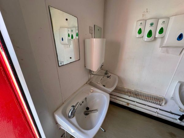 12 x 9 TOILET BLOCK UNIT.........818P 343965491