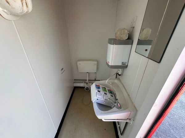 12 x 9 TOILET BLOCK UNIT.........818P 343965493
