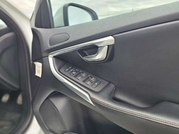 VOLVO V40 R-DESIGN // FULL SERVICE HISTORY 354400517