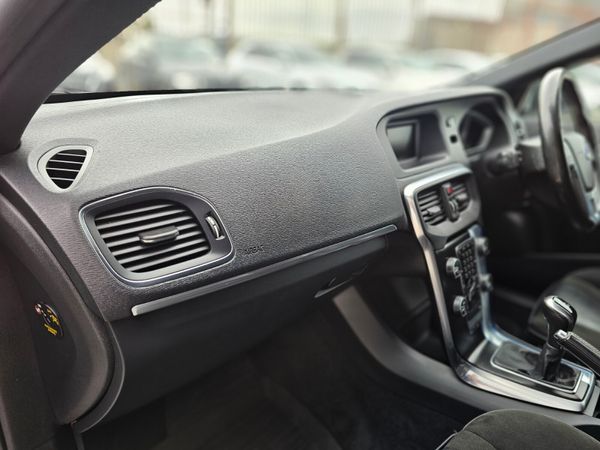 VOLVO V40 R-DESIGN // FULL SERVICE HISTORY 354400527