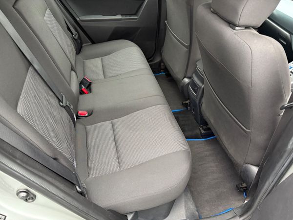 2015 Toyota Auris Hybrid 354438246