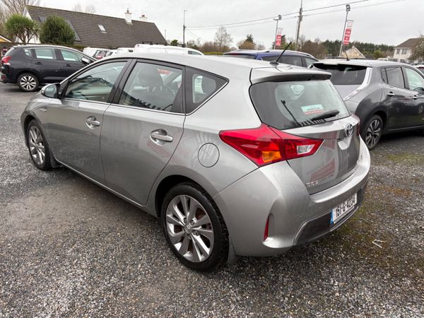 2015 Toyota Auris Hybrid 354438247