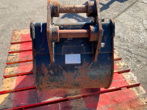 18 JCB DIGGING BUCKET.35mm PINS.226 w. 354492955