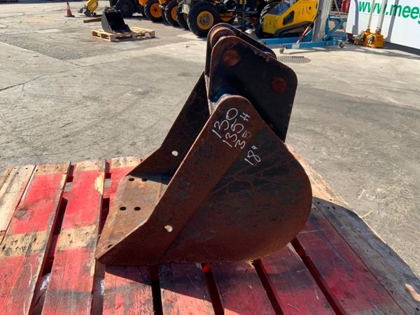 18 JCB DIGGING BUCKET.35mm PINS.226 w. 354492957